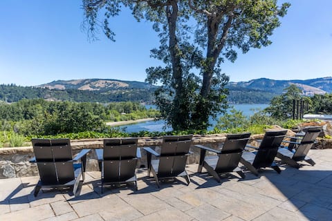 Cliffside Oasis - River View, Hot Tub, Bocce Ball