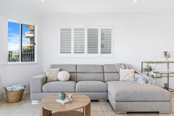 Paros On The Beach—absolute Waterfront Living - Surfers Paradise