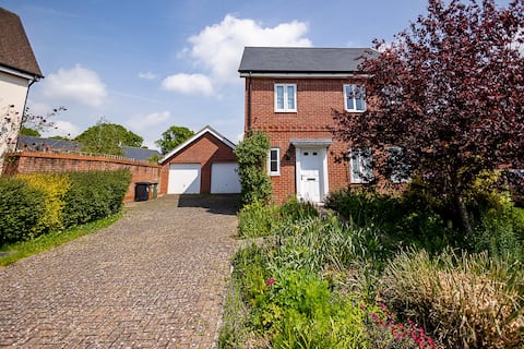 Spacious 4BD Home with Patio garden, BBQ & Parking