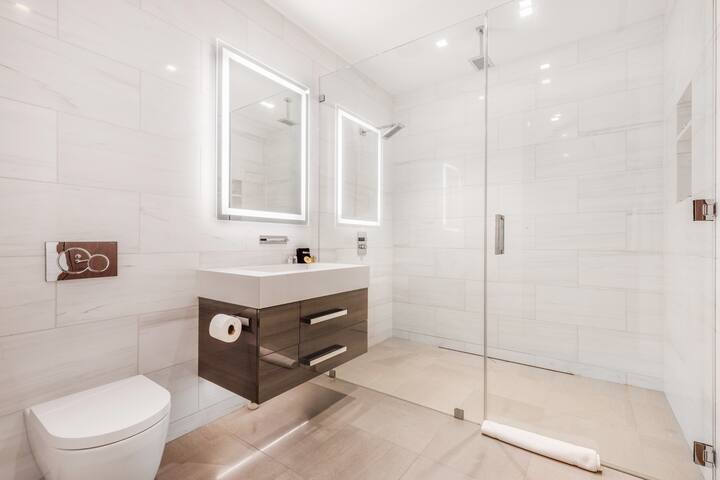 Hollywood Hills Luxe Retreat with Designer Style gallery image 5