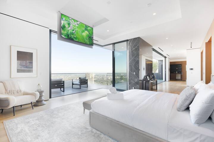 Hollywood Hills Luxe Retreat with Designer Style gallery image 2