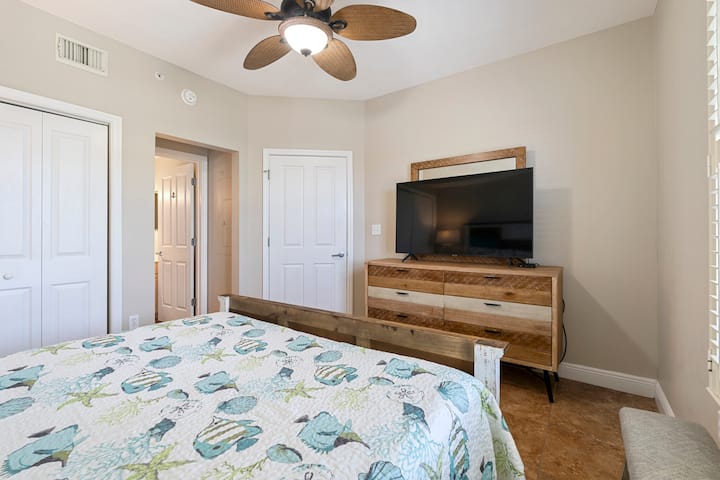 Მთავარ საძინებელში არის დიდი ტელევიზორი