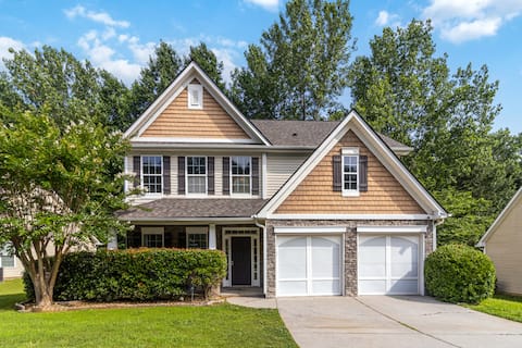 5-Bed Gem Close to Duluth Fun-Sleeps 16