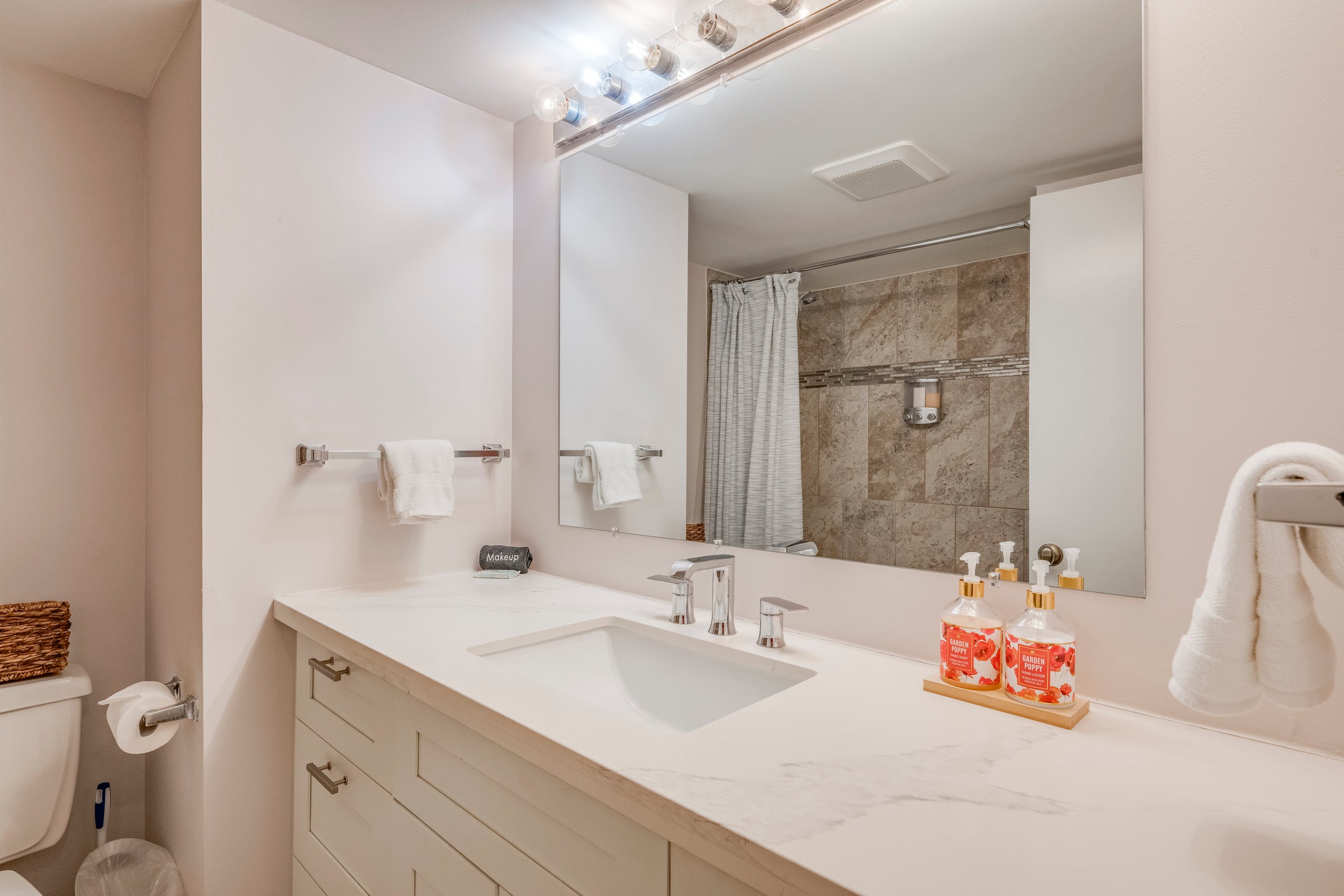 Condo in Lahaina · ★4.93 · 2 bedrooms · 4 beds · 2 shared baths - Image 20