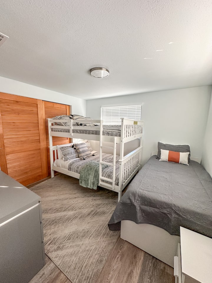 Gästezimmer mit vollem Etagenbett und Zweibettzimmer