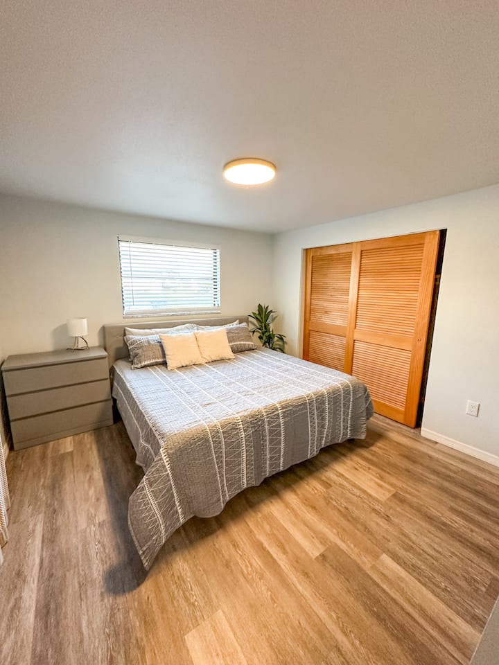 Hauptschlafzimmer mit Kingsize-Bett