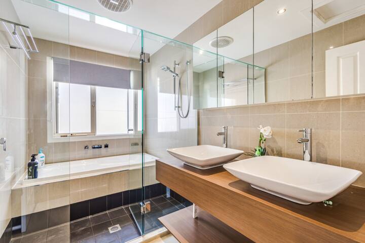 StayAU Lakefront Swan Views Villa gallery image 5