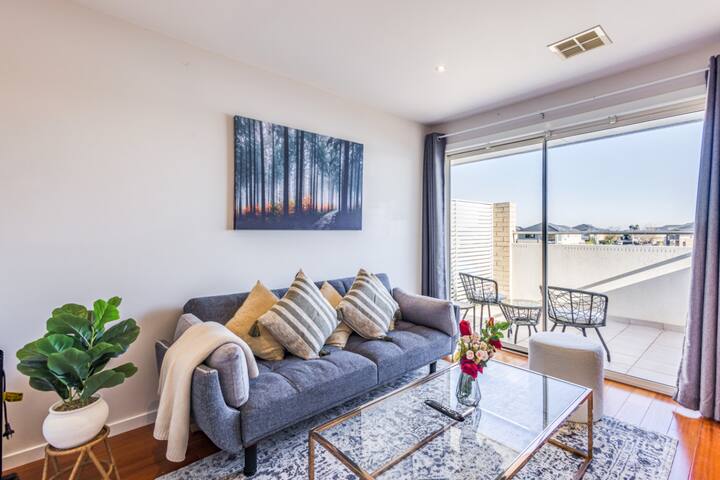 StayAU Lakefront Swan Views Villa gallery image 4