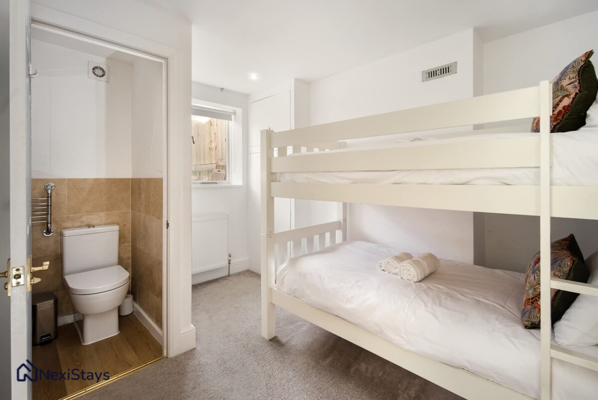 Спална соба со кревет на спрат и сопствена бања