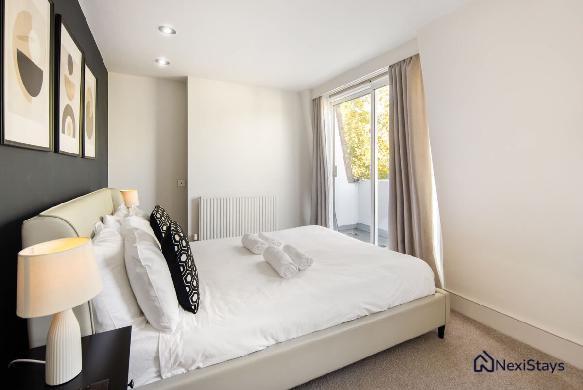 Спална соба со брачен кревет (широк 180 – 200 см) и тераса