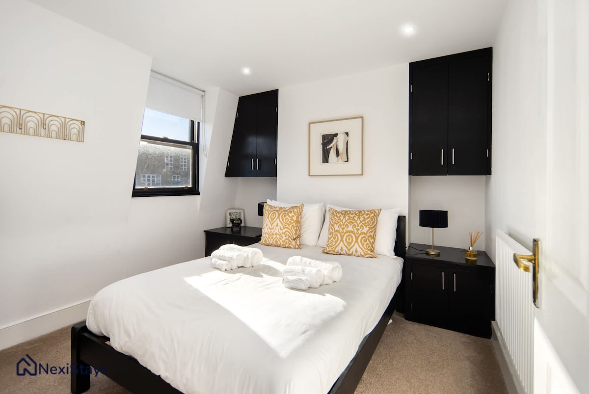 Спална соба со брачен кревет