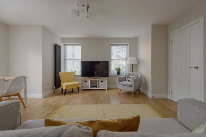 Modern central 2 bedroom apartment with parking