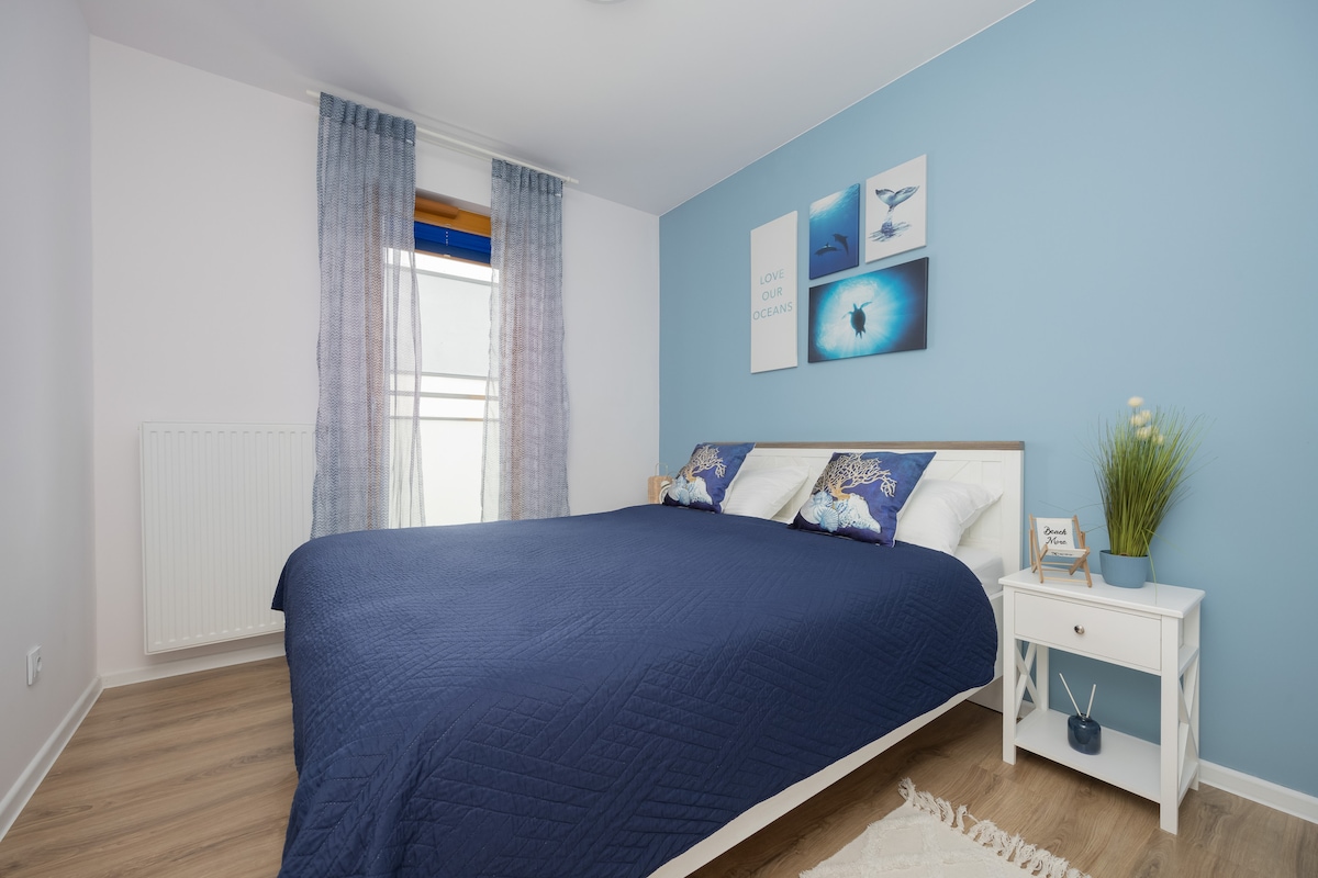 توفر غرفة النوم ذات الألوان الزرقاء أجواء هادئة مثالية لنوم مريح.