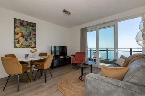 Successful Airbnb property: Waterfront holiday app - with 2 balconies. No 8-16 in Tholen