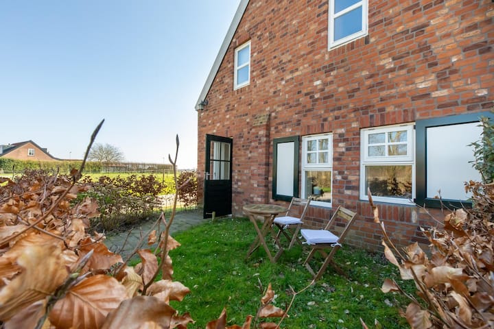 Guest House With Private Garden, Bedroom+bathroom - Middelburg
