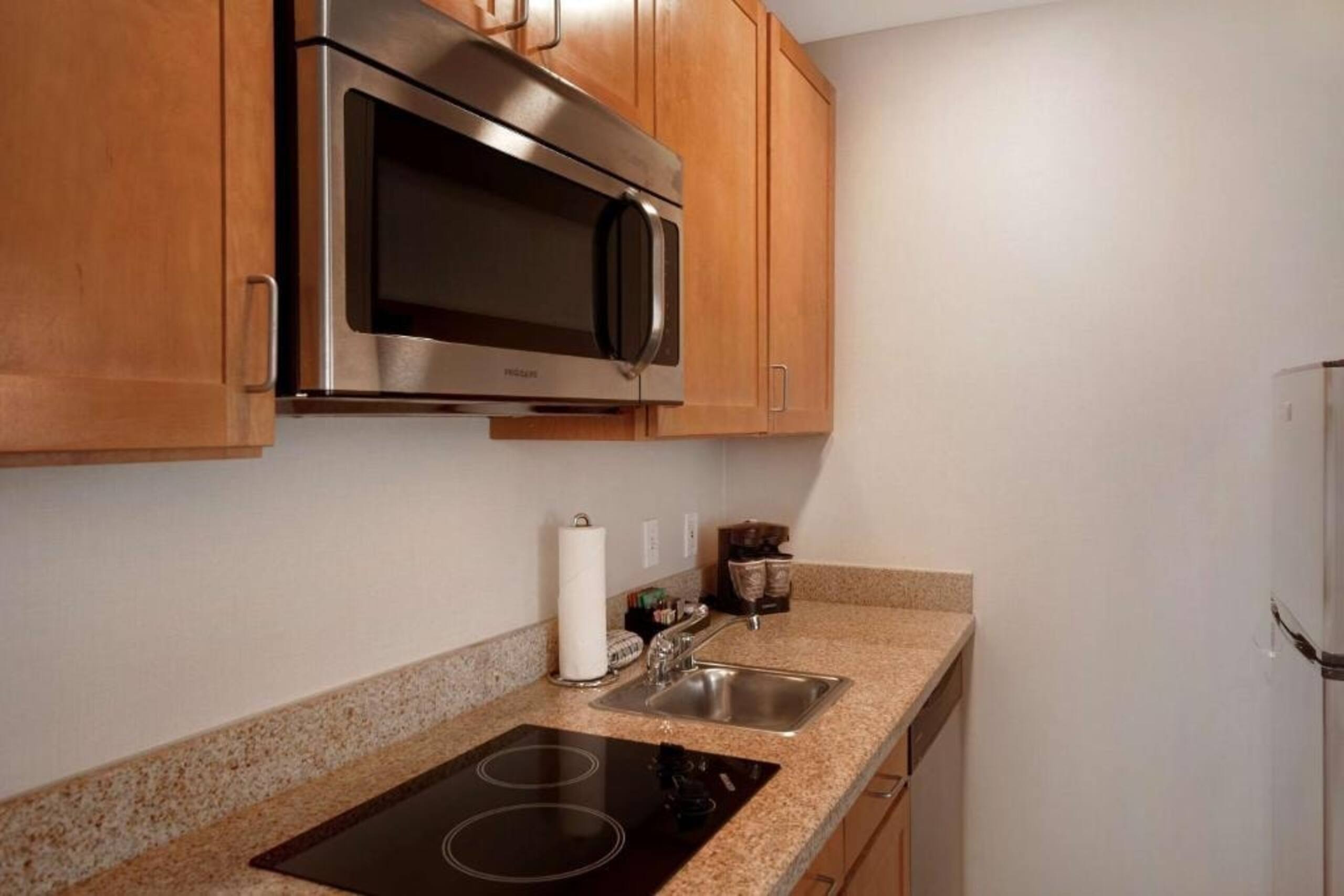 Queen Studio Suite Near Kezar Life Sciences SAN - Image 6