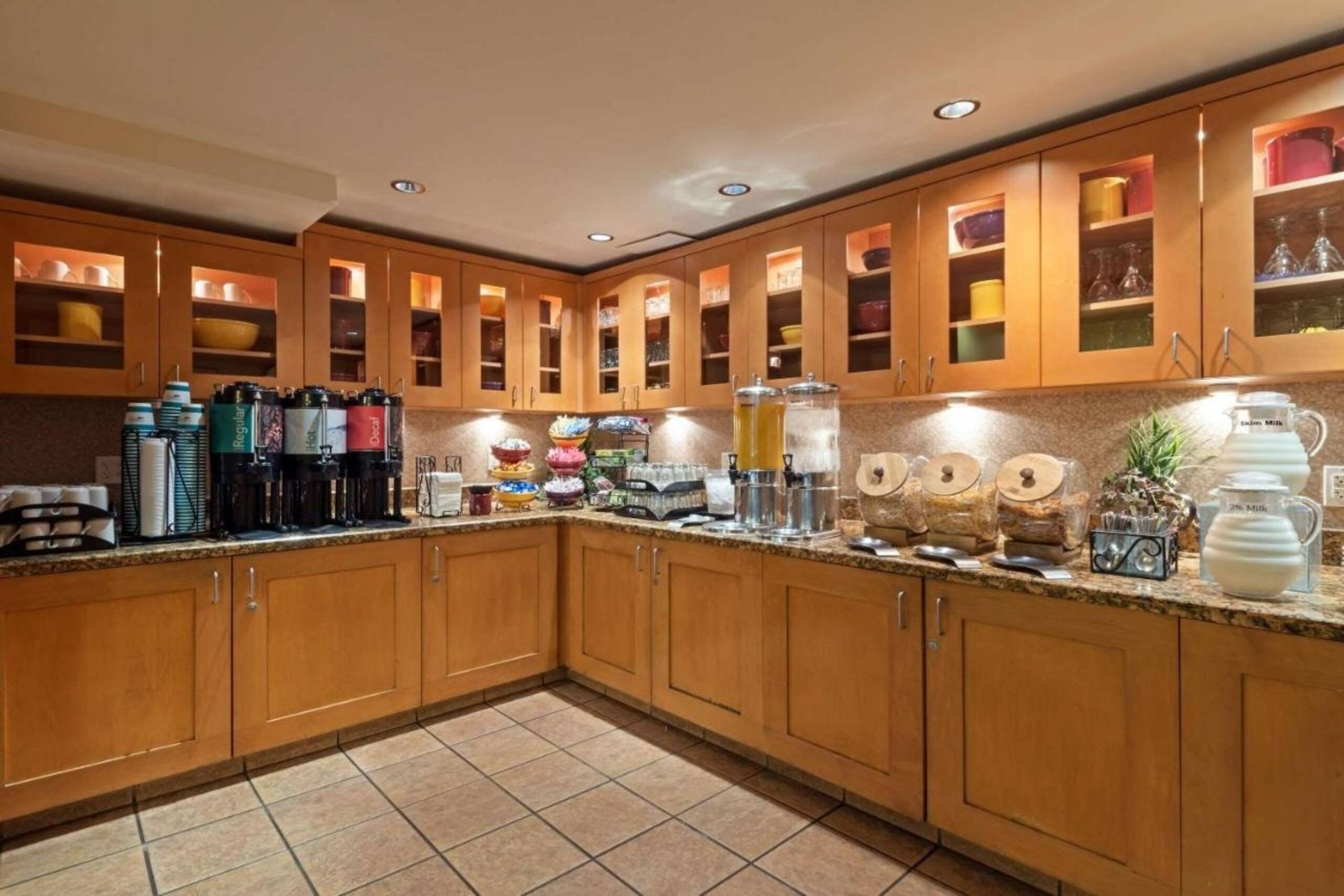 Queen Studio Suite Near Kezar Life Sciences SAN - Image 15