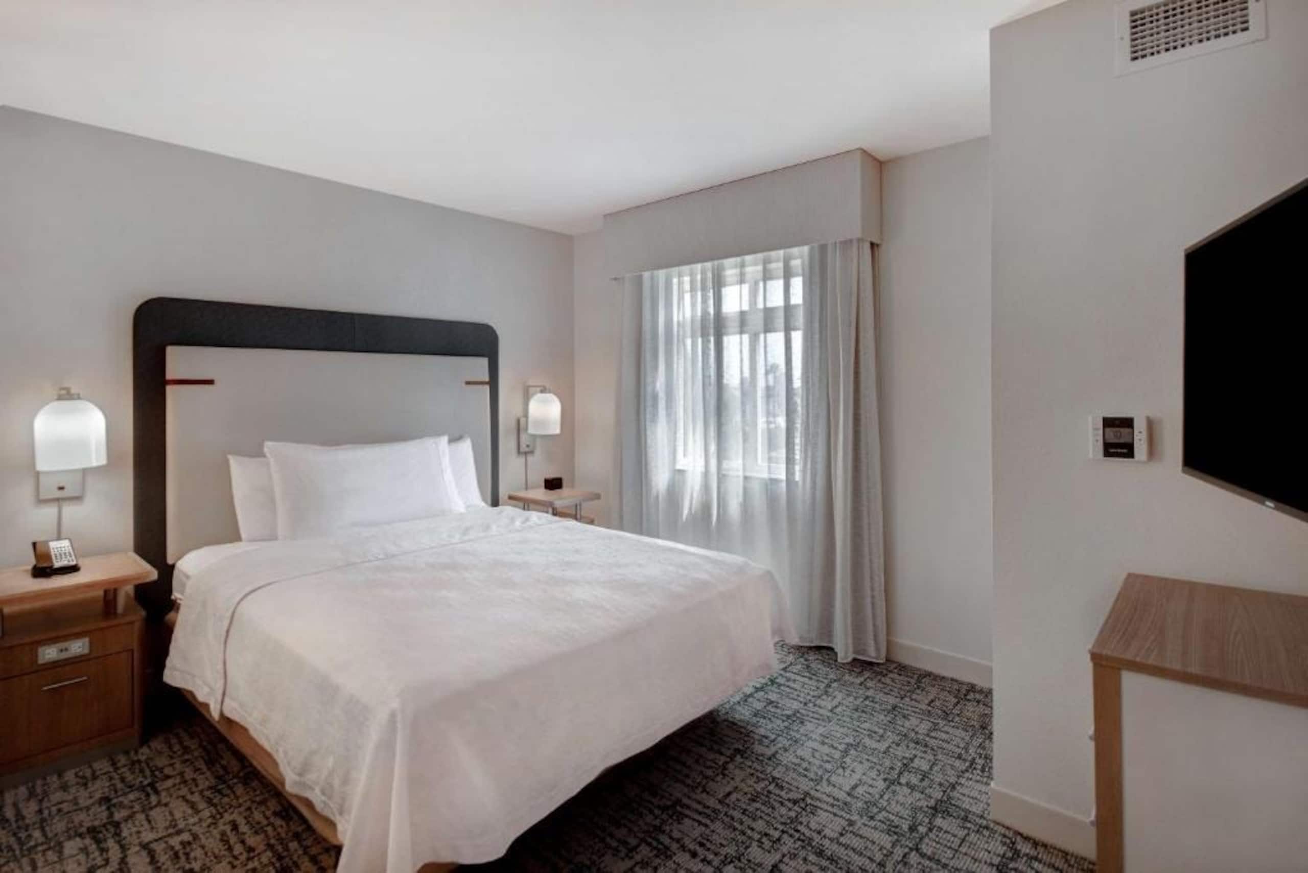 Queen Studio Suite Near Kezar Life Sciences SAN - Image 1