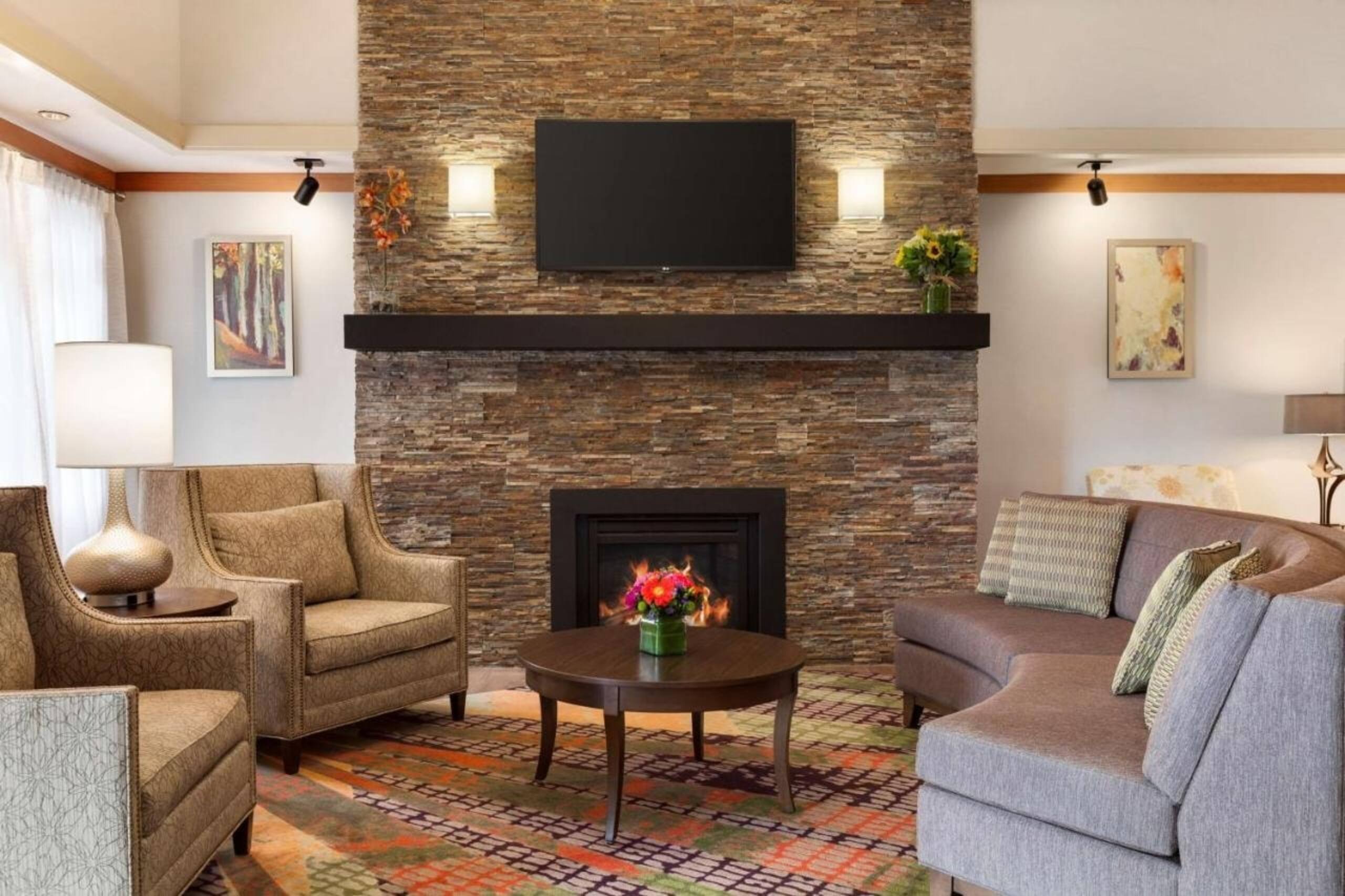 Queen Studio Suite Near Kezar Life Sciences SAN - Image 10