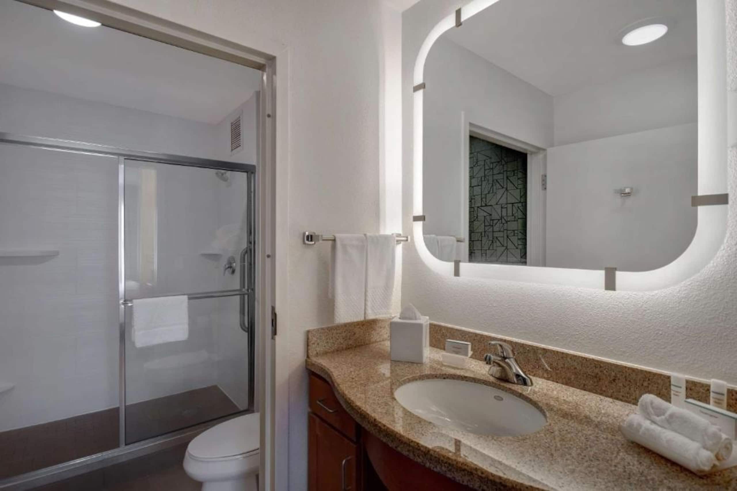 Queen Studio Suite Near Kezar Life Sciences SAN - Image 8