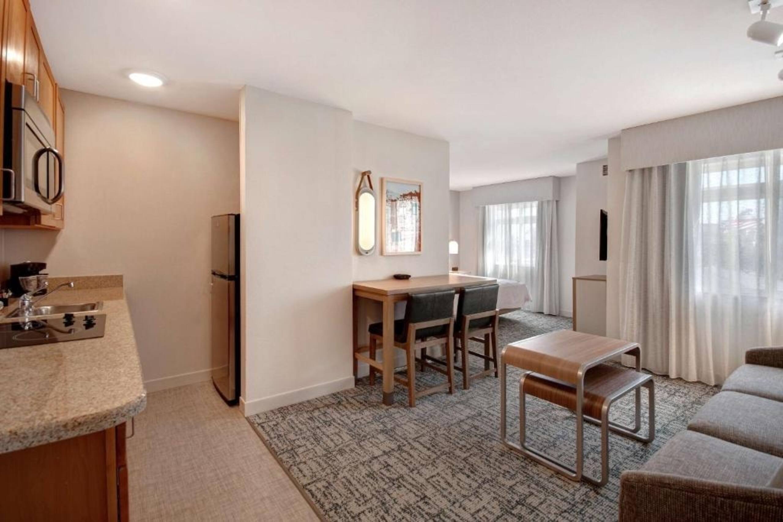 Queen Studio Suite Near Kezar Life Sciences SAN - Image 4
