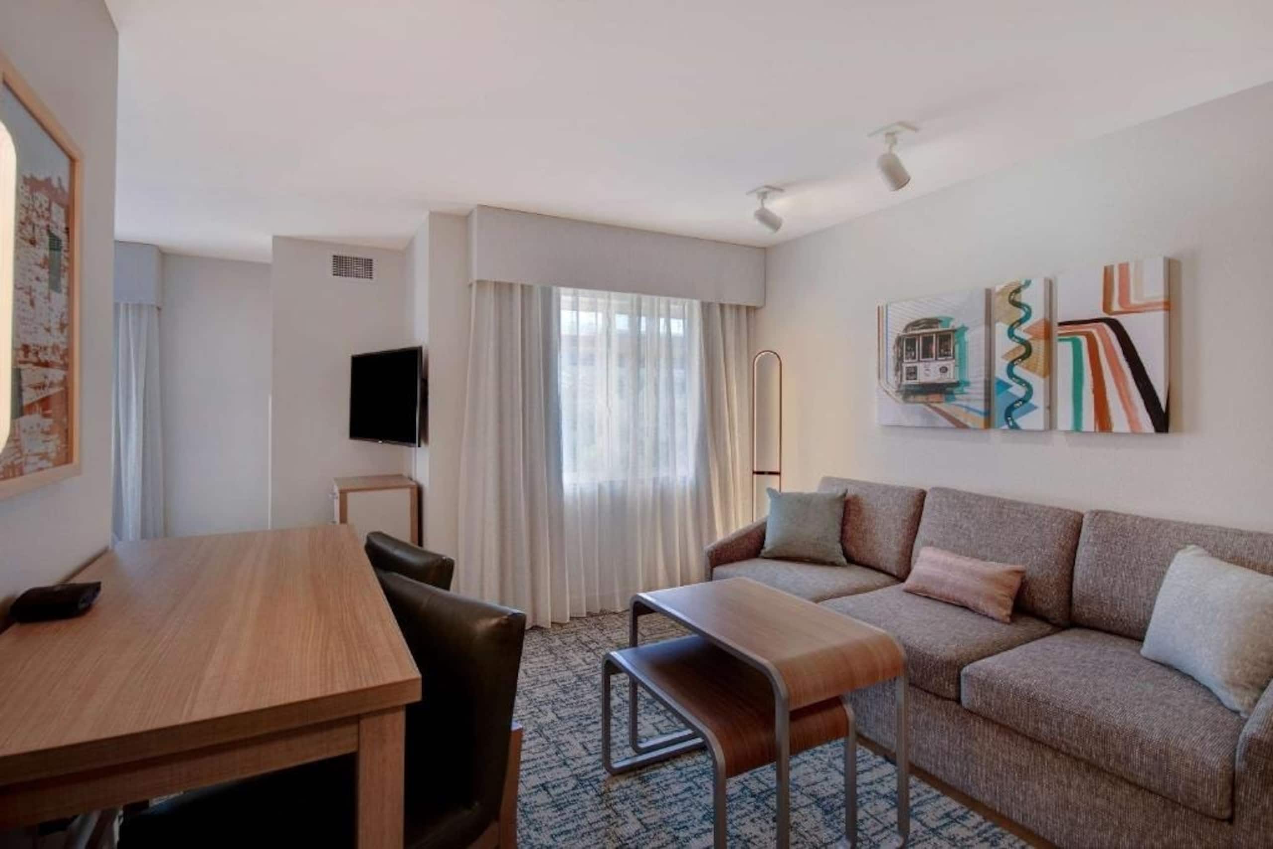 Queen Studio Suite Near Kezar Life Sciences SAN - Image 3