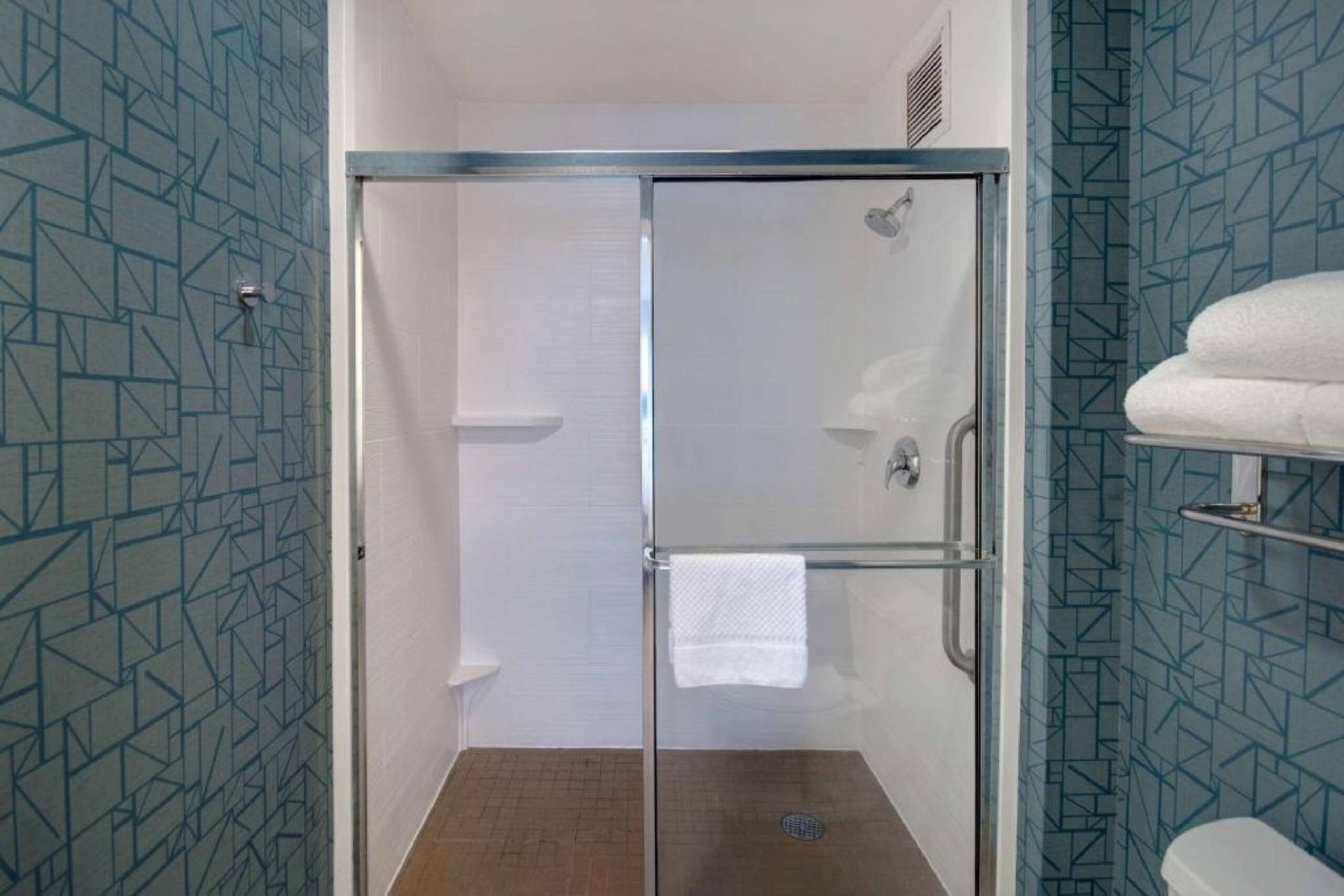 Queen Studio Suite Near Kezar Life Sciences SAN - Image 7