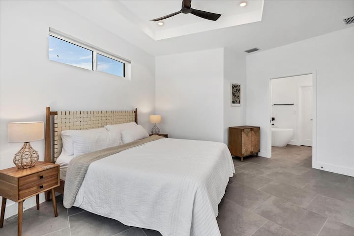 Pangunahing silid - tulugan na may king bed, lanai Access, en suite, at 40 pulgadang Smart TV