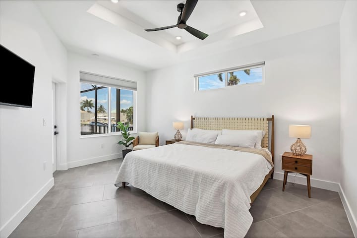Pangunahing silid - tulugan na may king bed, lanai Access, en suite, at 40 pulgadang Smart TV