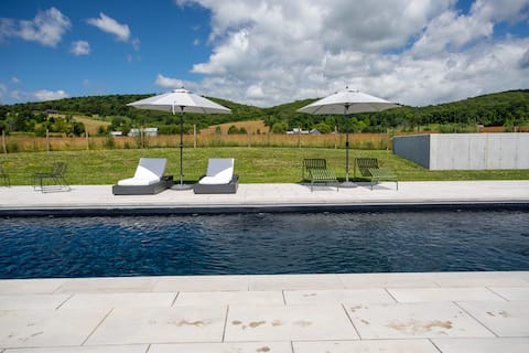 Valley View: Renovated Cottage, New Addon + Pool