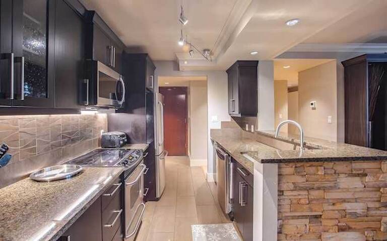 Heart of Downtown – AC/w parking gallery image 4