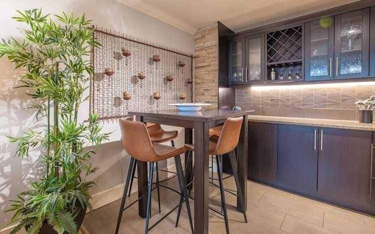 Heart of Downtown – AC/w parking gallery image 3