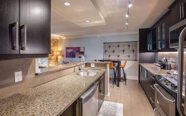 Heart of Downtown – AC/w parking gallery image 5