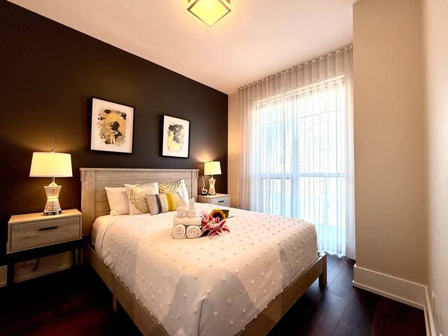 RogersCenter MTCC 2B2B Lake&CN Tower View Parking gallery image 3