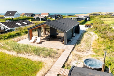 Fantastic, newly built holiday home at Tjørnevej.