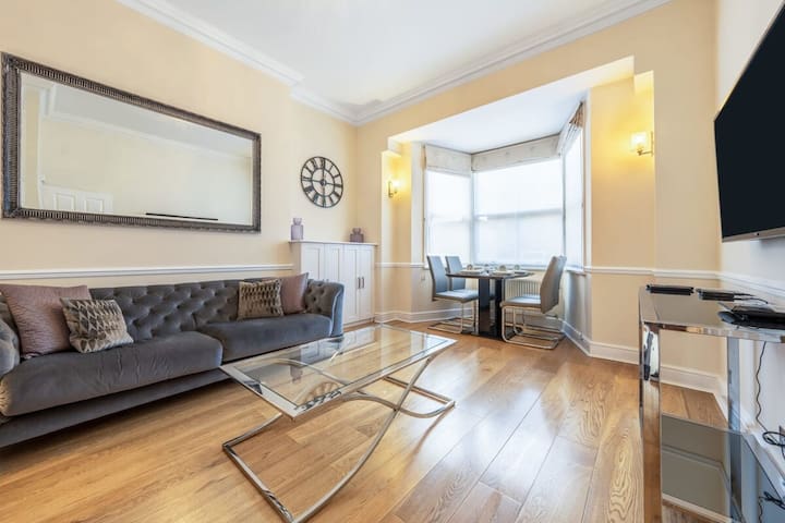 2B Apartment next to Park Lane