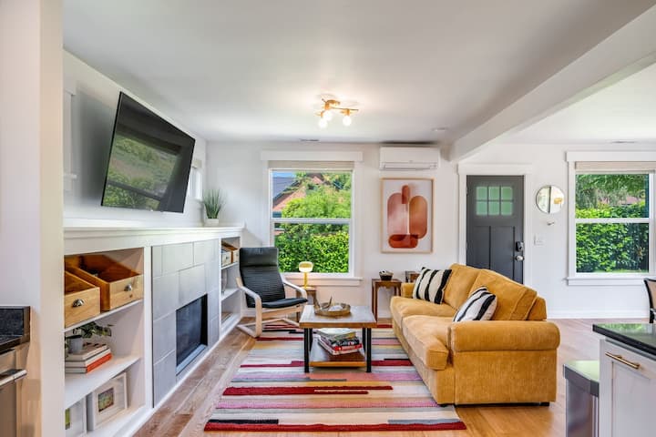 Historic Ballard Retreat: Updated Cottage + Studio - Seattle