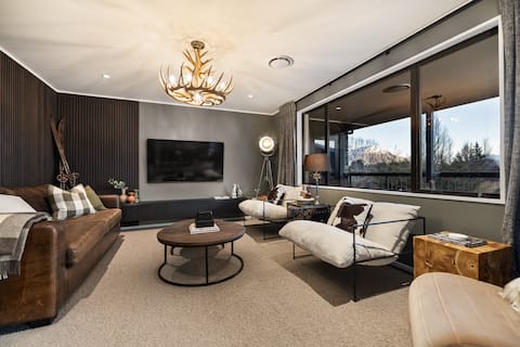 Luxury Away - Arrow Lodge-HotTub-FreeParking-BBQ