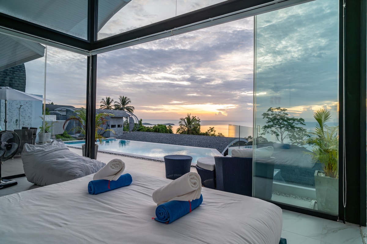 Wache mit einem atemberaubenden Ausblick in einem Schlafzimmer auf, das auf Ruhe und Inspiration ausgelegt ist.