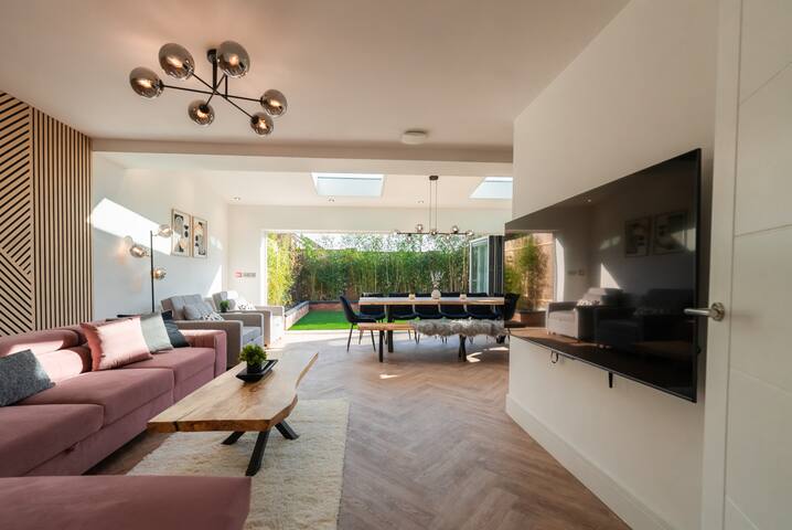 Luxury 8 Bed Home Manchester gallery image 3