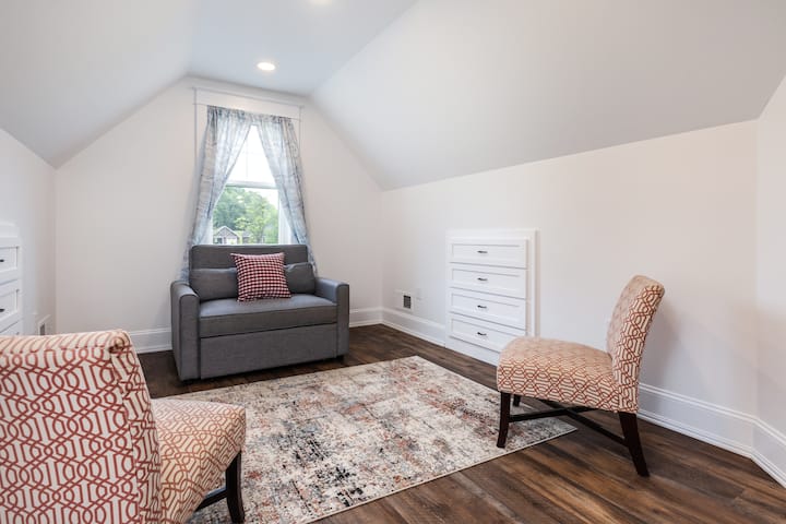 לופט בקומה השנייה, ספה נפתחת זוגית לאורח מס '5.