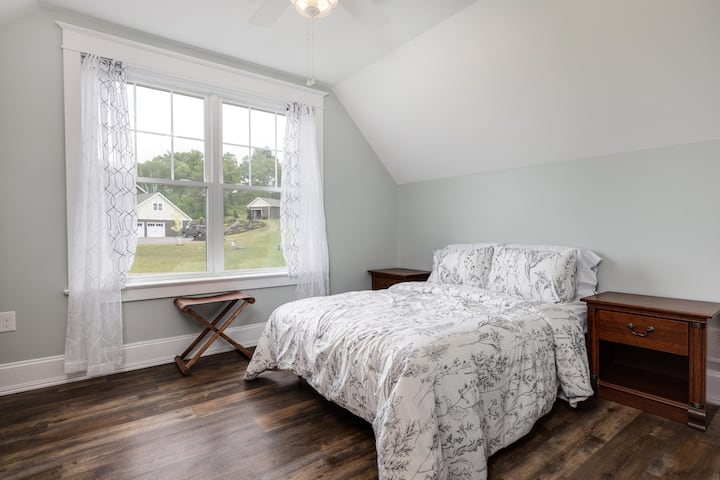 חדר שינה שני בקומה השנייה: מיטה בגודל מלא.