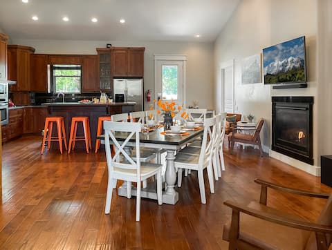 15Min to Ski • Sauna • Spa • Luxe Kitchen • Pets