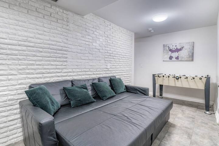 JSQ Duplex: Beautiful Home with Parking gallery image 5