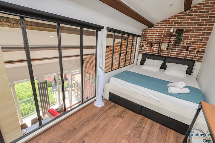 Спална соба на мезанин со телевизор