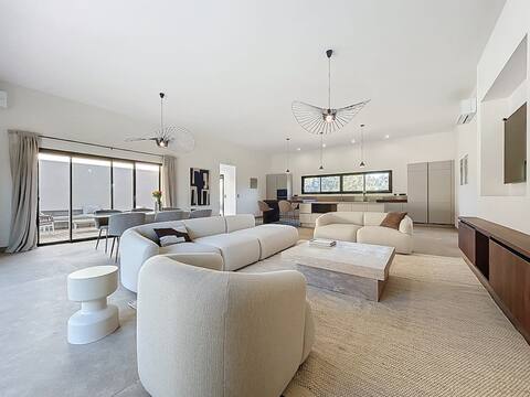 Villa Pineda – Luxury Pool Nature