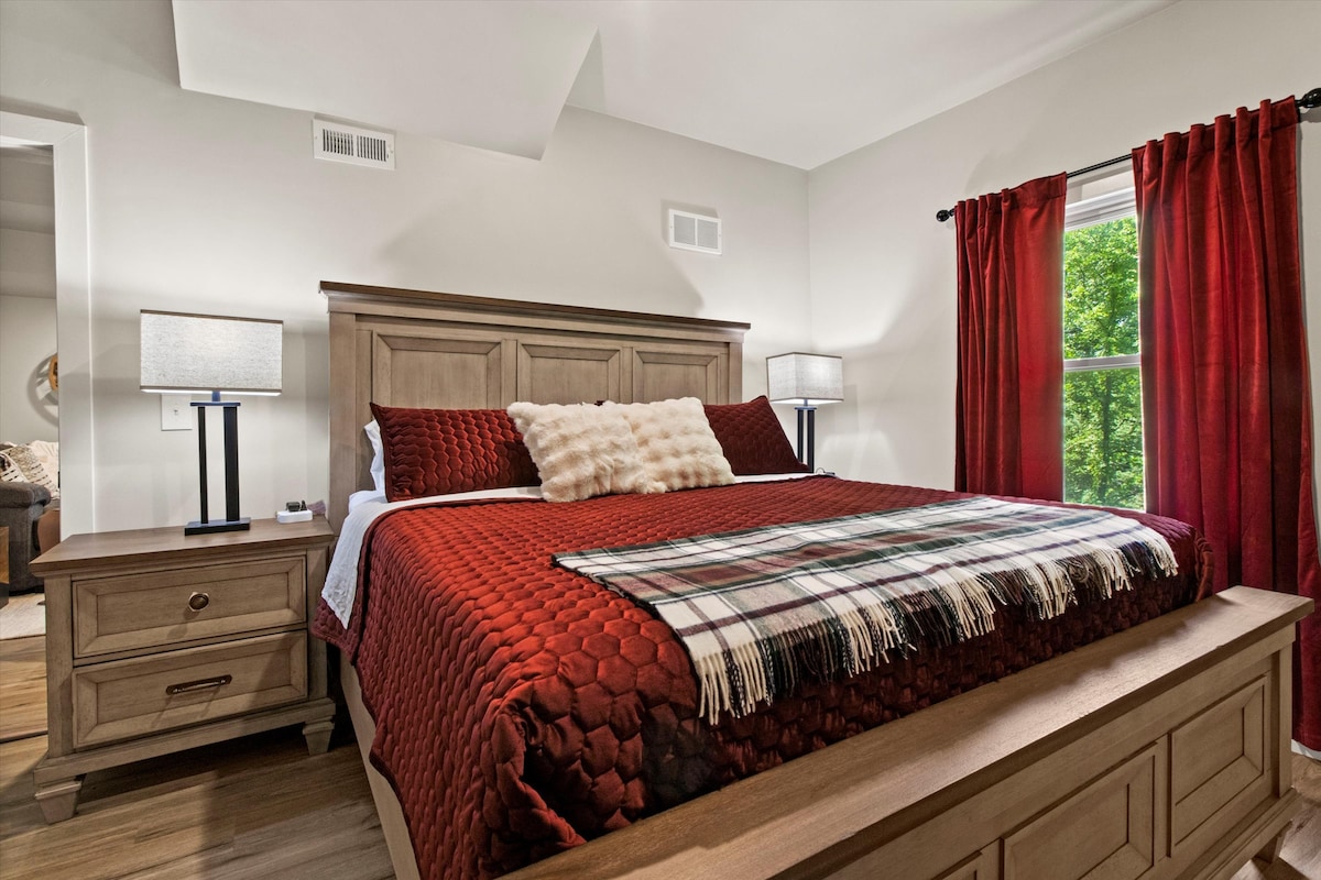 Cama tamaño king en el dormitorio del segundo piso