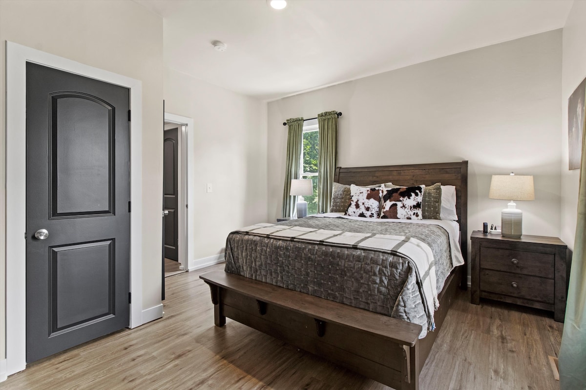 Cama tamaño queen en el segundo piso 