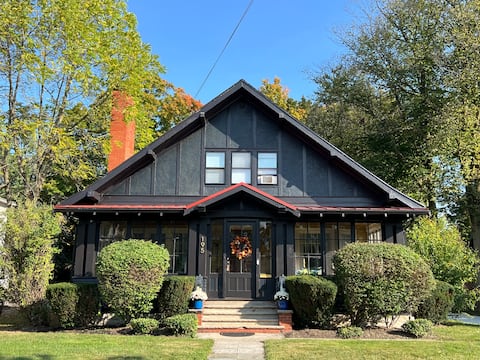 Historic Bulldog Bungalow, Vibrant Village