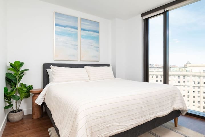 Back-Bay Upscale Central Penthouse W Roof-top gallery image 2